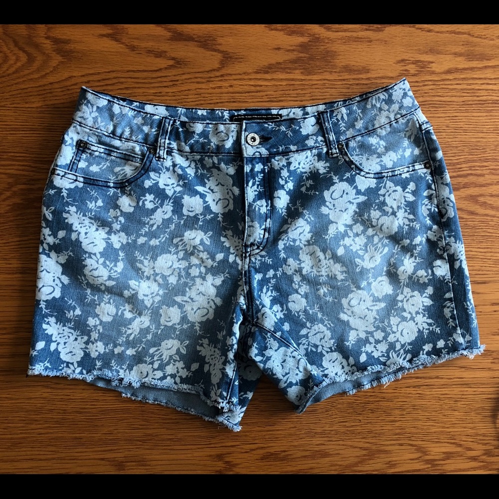 Floral jean shorts. Cato. Size 16